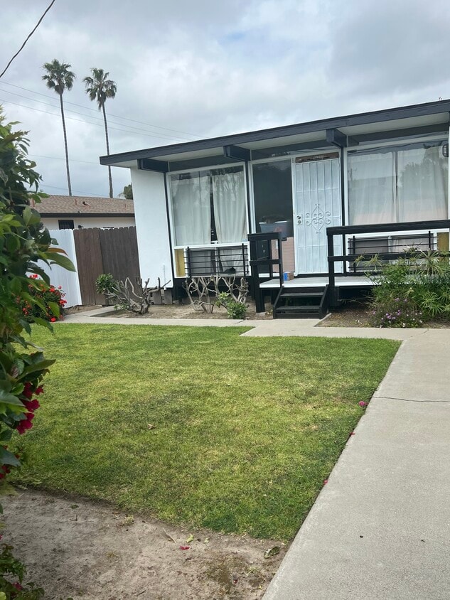 Actual front of apartment - 2 bed 1 bath FOR RENT!! great location!!!