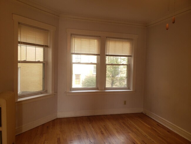 4402 N Rockwell St Unit 4402-1