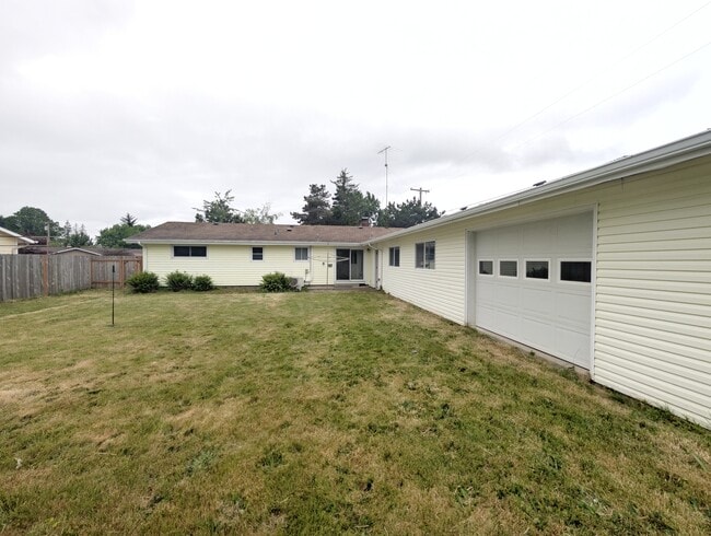 Photo - 1117 NW Oak Ave