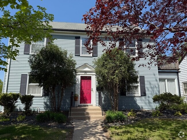 Building Photo - 31 Winona St W Unit #1 Rental