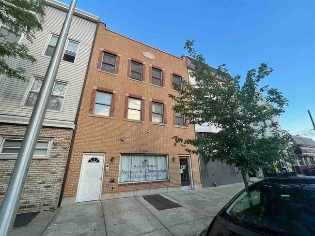 Building Photo - 836 Broadway Unit 2R