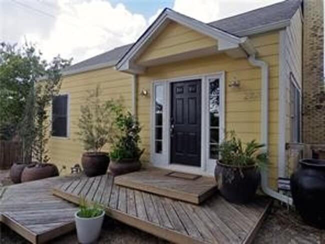 Building Photo - Available: Updated, spacious Tarrytown 4 bed / 4 bath, furnished or unfurnished