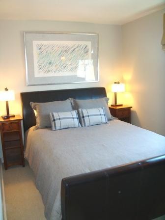 Bedroom w/Queen Bed - 140 W 11th Ave