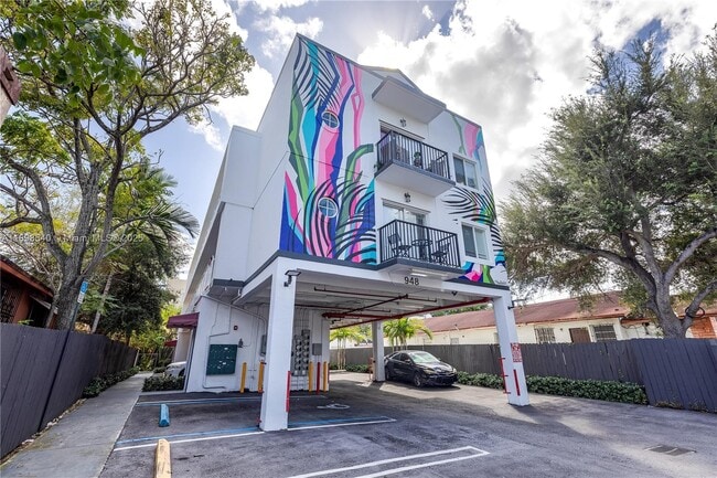 Building Photo - 948 SW 3rd St Unit 304