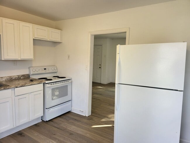 Photo - Conveniently located to UA, Mercedes and D...