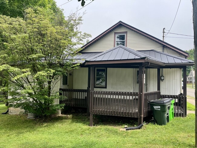 Building Photo - 411 Massillon St Rental