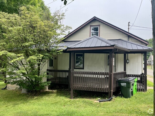 Building Photo - 411 Massillon St Rental