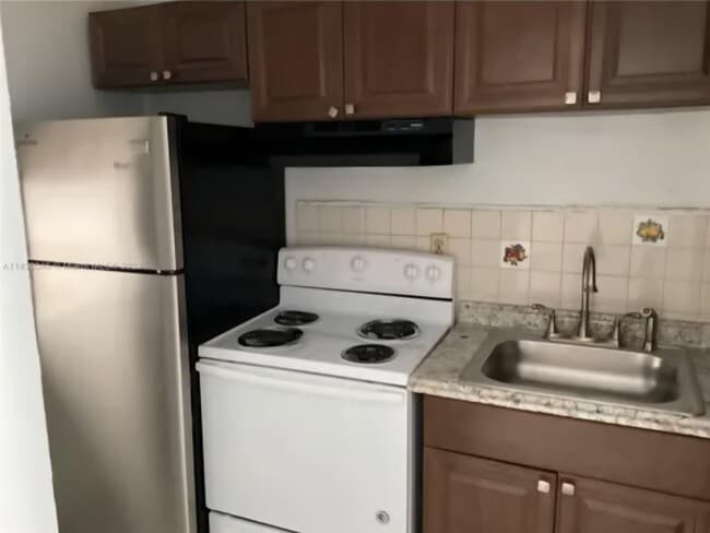 Photo - 701 NE 8th St Unit 5