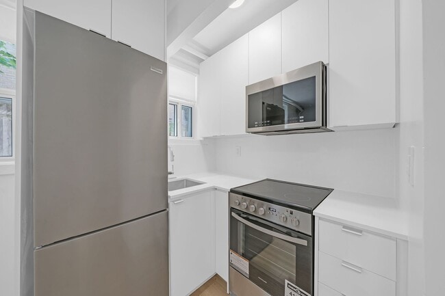 Building Photo - 26 Balmoral Ave Unit 204