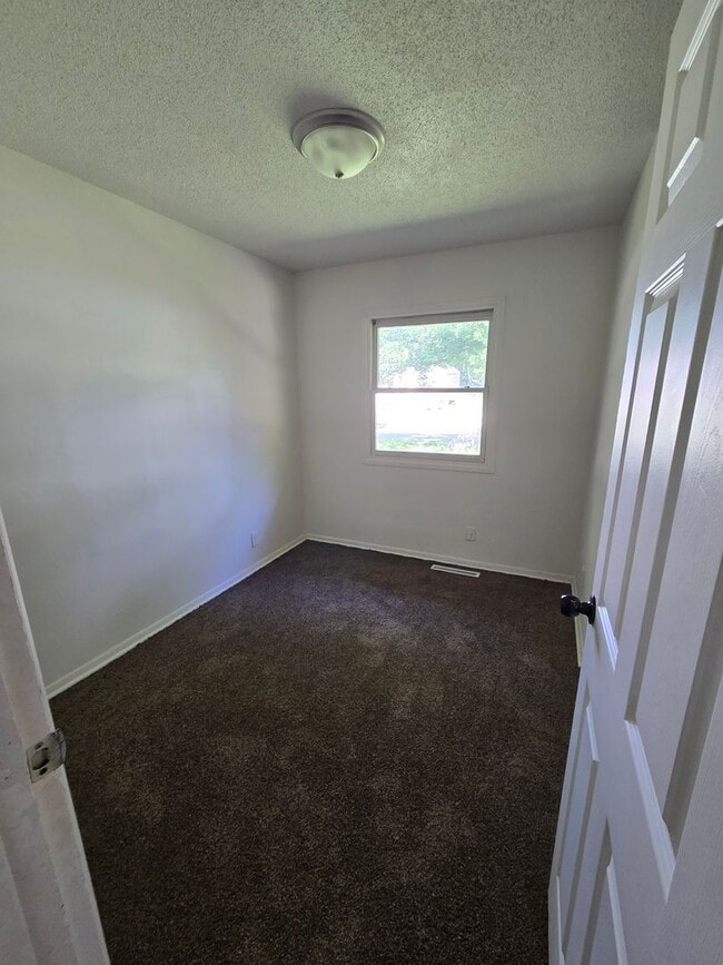 Photo - Charming 3 bed 1 bath house with large yard!