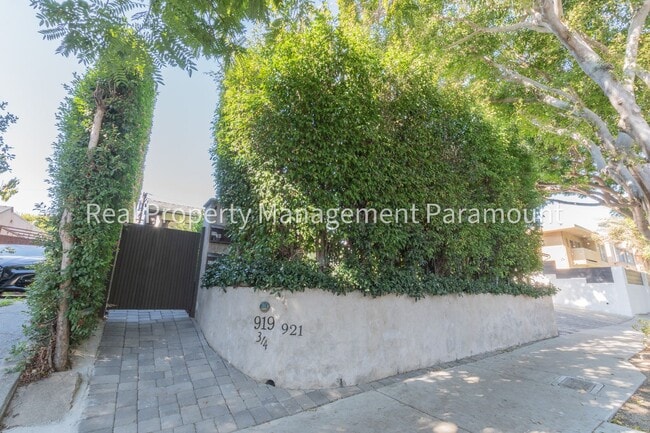 Building Photo - 919 N Stanley Ave Unit 921 N. Stanley Avenue Rental