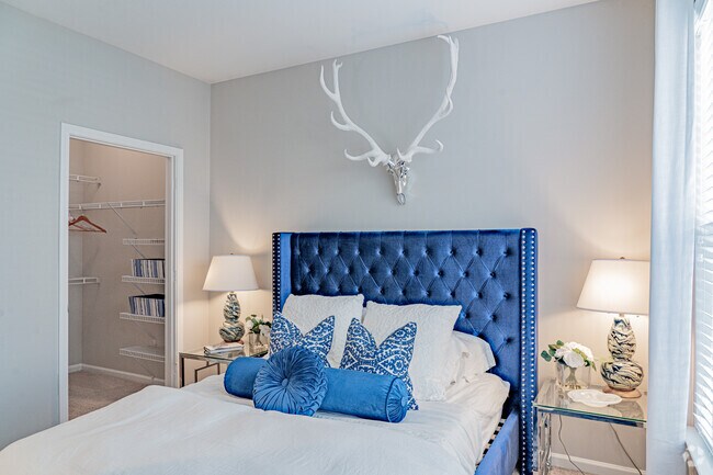 2BR, 2BA - 989SF - Secondary Bedroom
