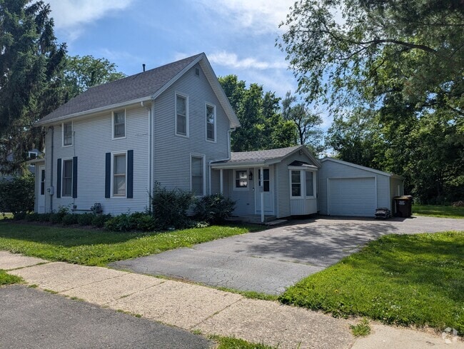 Building Photo - 520 N Prairie St Rental