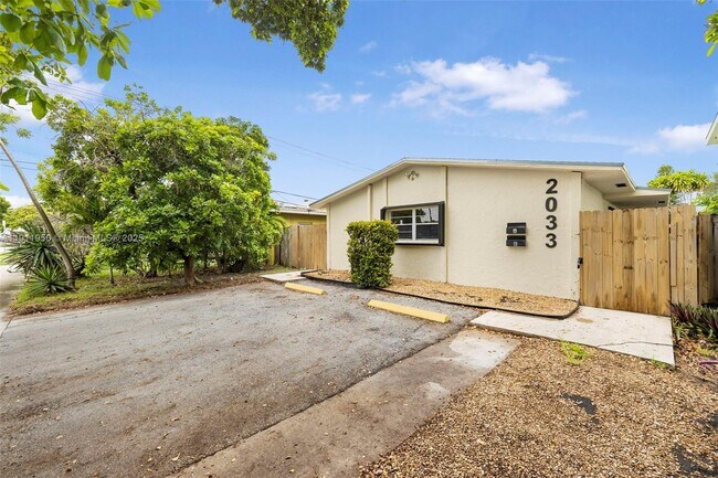 Building Photo - 2033 Dewey St Unit 1-2