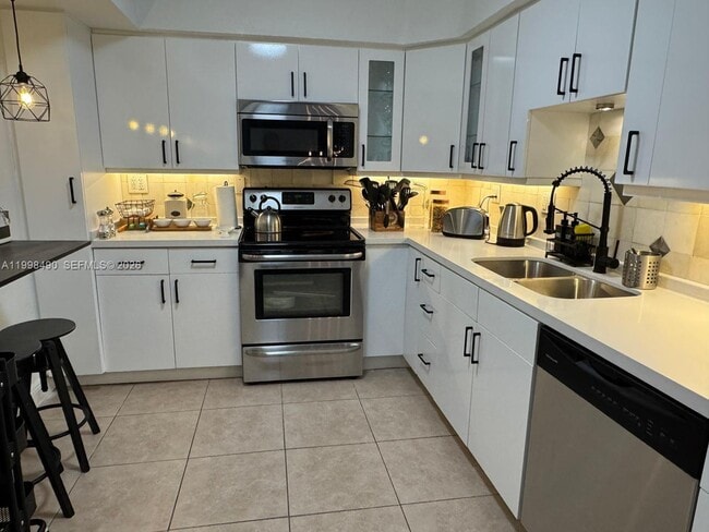 Building Photo - 3600 Mystic Pointe Dr Unit 910