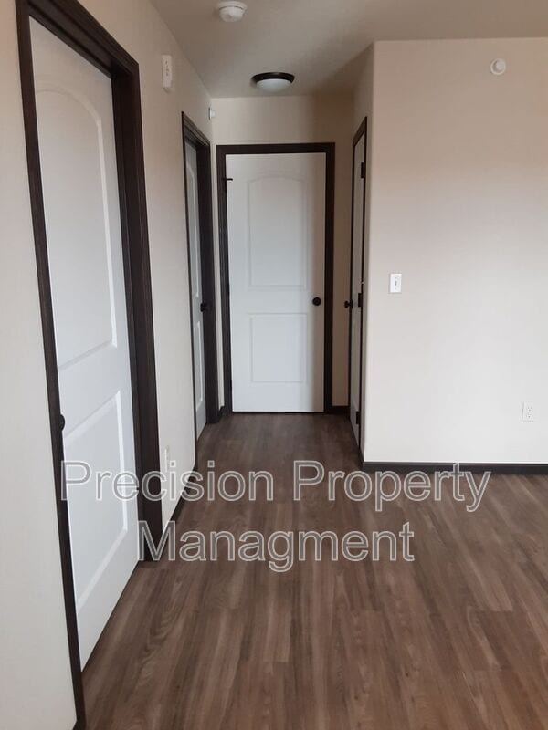 Photo - 581 225th St