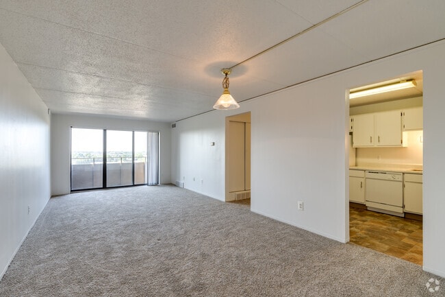 2BR, 1BA - 925SF