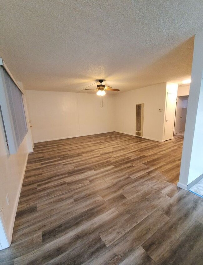 Summer Special!! 1 Month Free Rent!! Spacious La Mesa 2BR/1BA unit with BONUS room