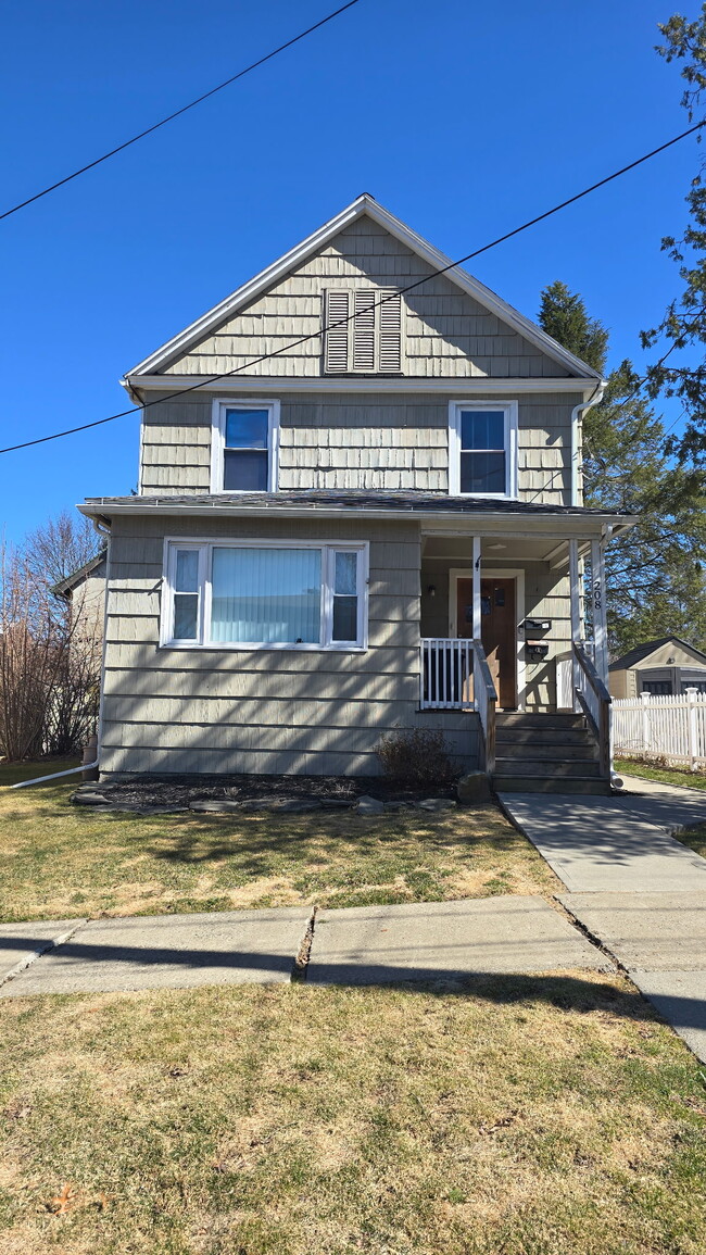 Building Photo - 208 Walnut St Unit 201