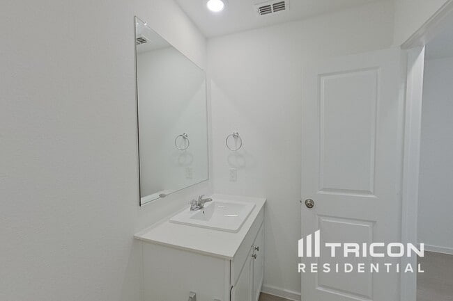 Photo - 831 Ginkgo Wy