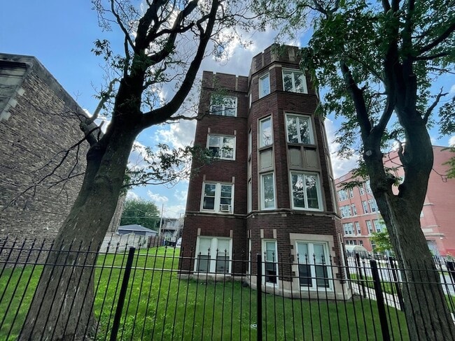 Building Photo - 649 E Marquette Rd Unit 3