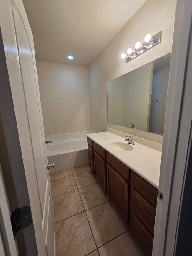 Photo - NW 3/BD 2/BA 2/CG Single Story
