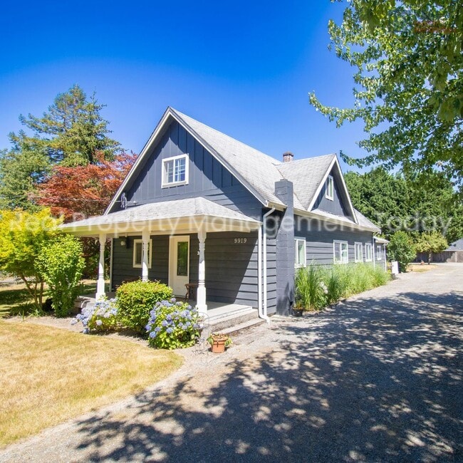Charming 5 Bedroom + Huge yard! - Charming 5 Bedroom + Huge yard! House