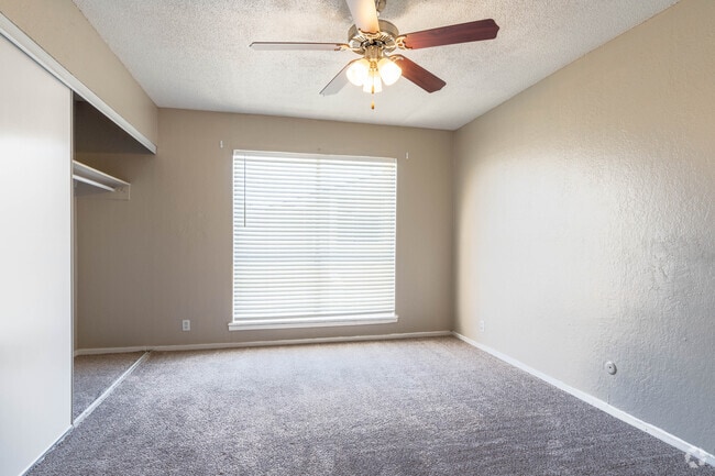 1BR, 1BA - 684SF