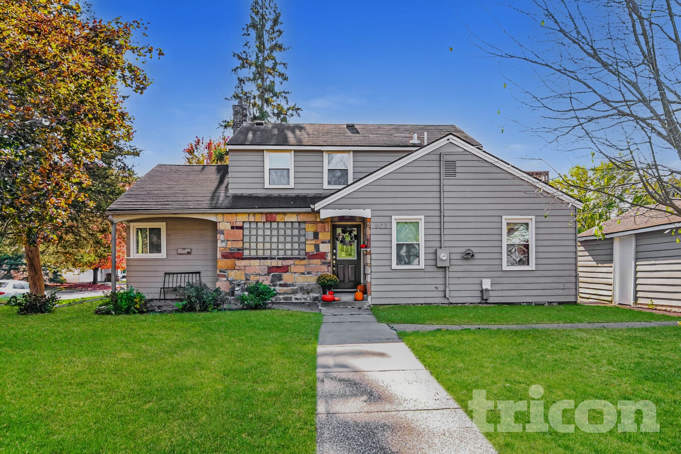 Photo - 803 Willard St W