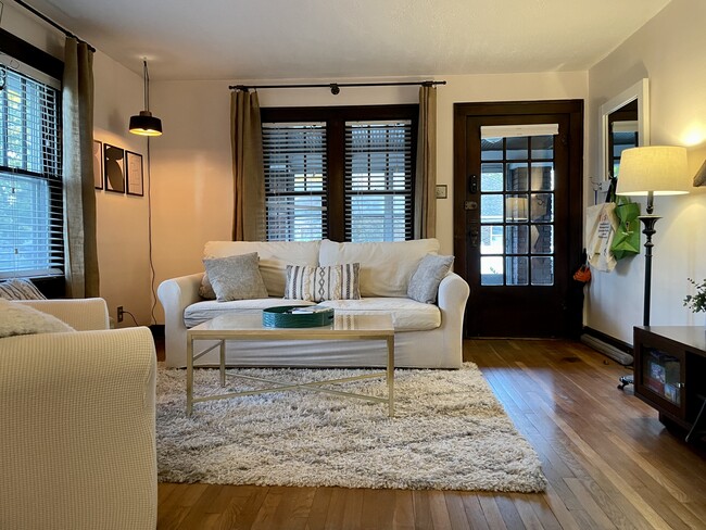 Spacious living room with lots of natural light - 2838 Allen Ave Casa