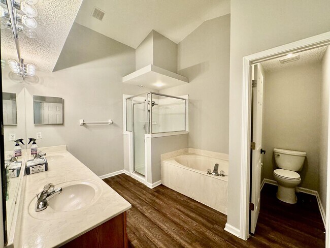 Photo - Spacious 4/2 Available for Rent.