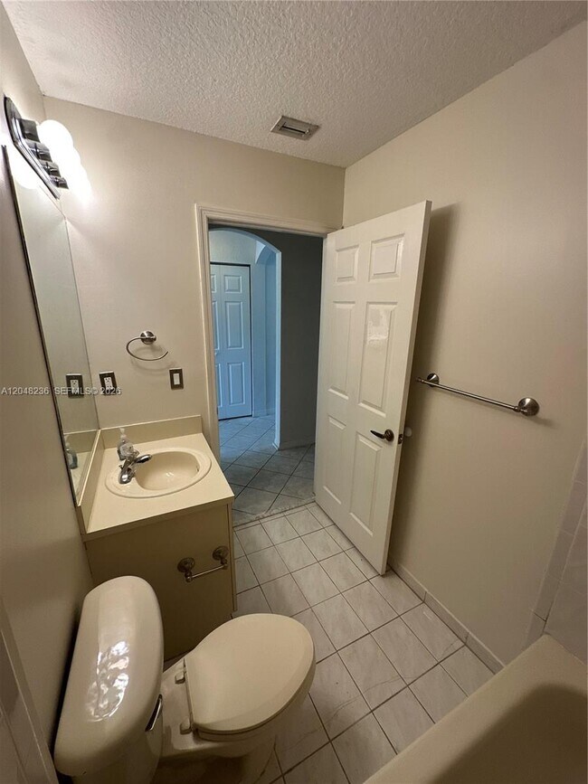 4952 Tradewinds Ter