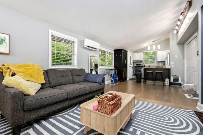 Photo - 677 Holmes St NW