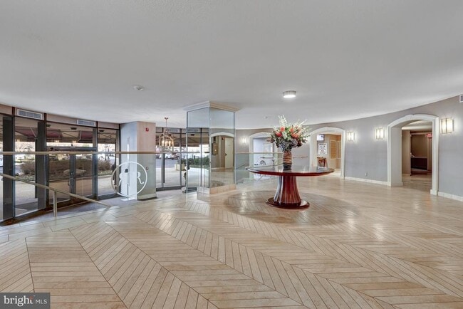 Building Photo - 8360 Greensboro Dr Unit 516