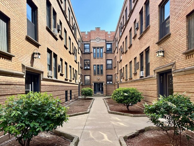 Building Photo - 822 W Cornelia Ave Rental