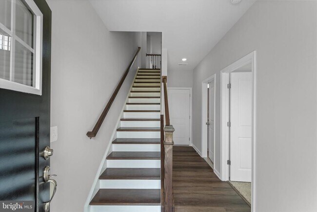Photo - 705 Sawback Sq NE