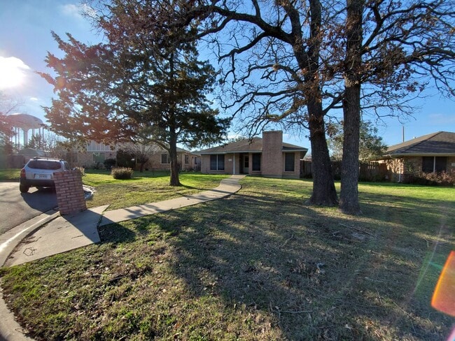 Photo - Bryan, 3 bedroom - 2 bath - 2 car garage - fenced in back yard. - Near Blinn College campus.