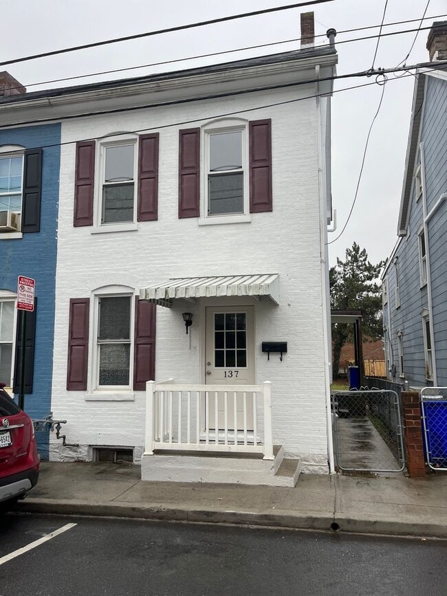 Building Photo - Duplex located on East Ave in Hagerstown