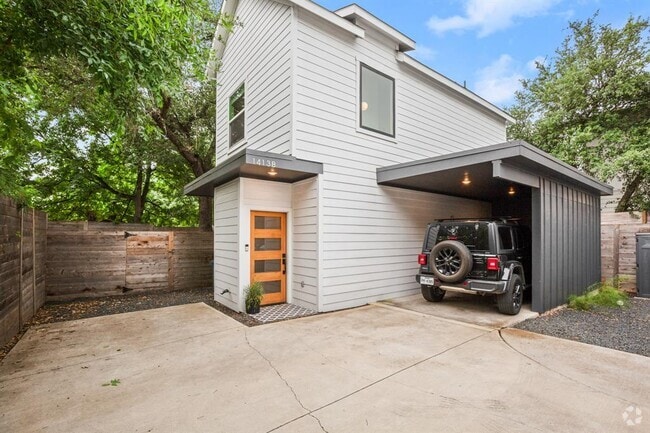 Building Photo - 1413 Montopolis Dr Unit B Rental