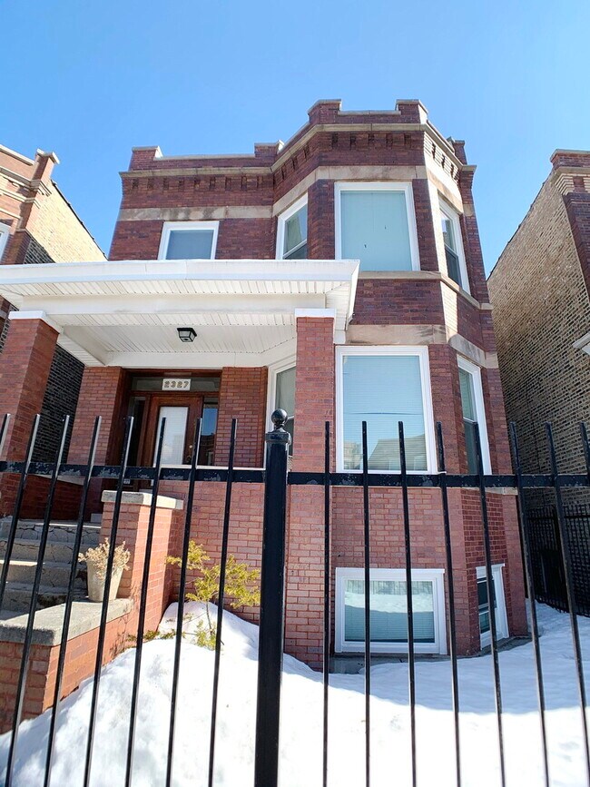 Building Photo - 2327 N Harding Ave Unit G
