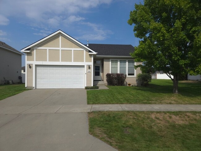Building Photo - Recently Remodeled Home
