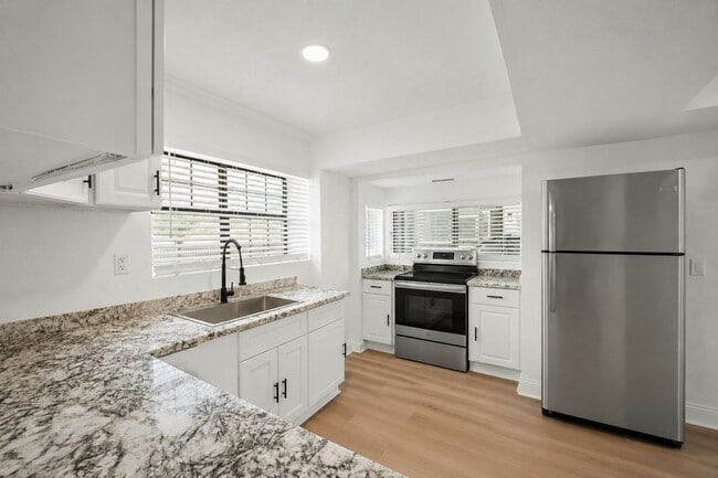 Building Photo - 928 Ferry Rd Unit 102
