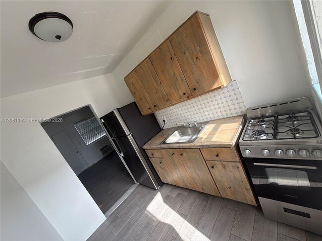 Building Photo - 10085 NW 7th Ct Unit 2-B