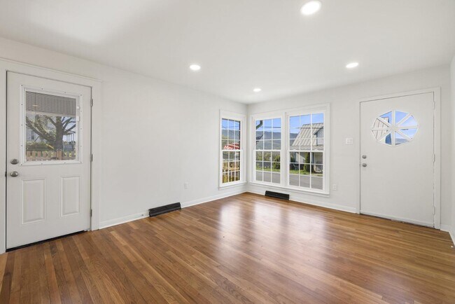 Photo - 389 Thompson St