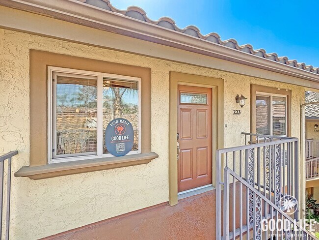 Building Photo - Inviting 2BD/1BA Upper-Level Apartment in Golden Hill with A/C Unit 223