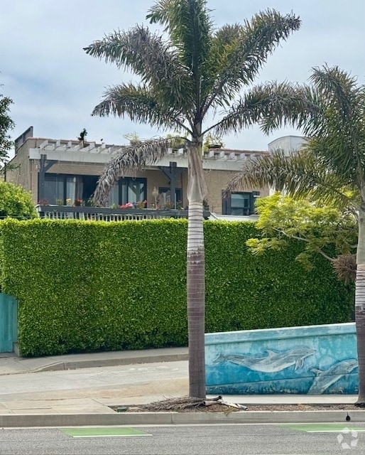 Front of the bulding. The apartment is on the lower level behind the ficus. - 424 Ocean Park Blvd Unit 1 Rental
