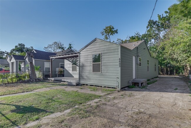 Photo - 6603 Victoria St