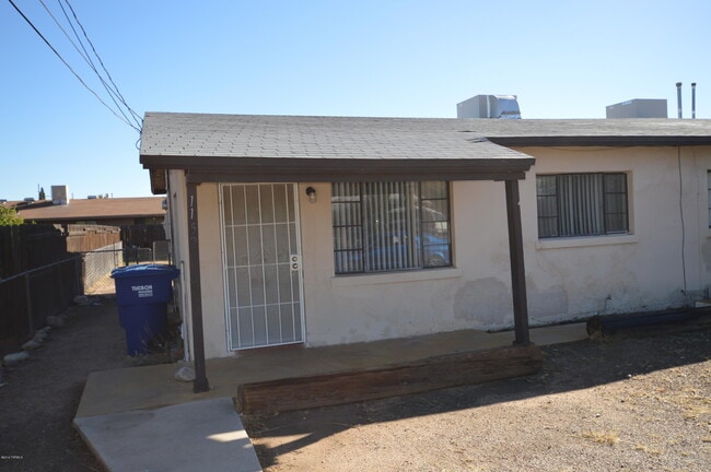 Building Photo - 1152 N Santa Rosa Ave