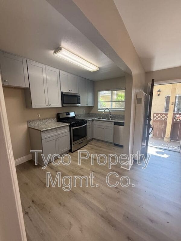 Building Photo - 905 E 4th St Rental