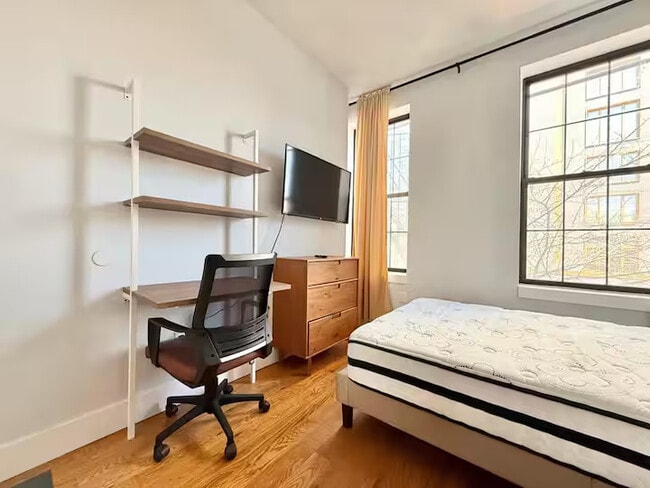 Photo - Prime Bushwick Room, HDTV, 15 min to Manha... Unit #4